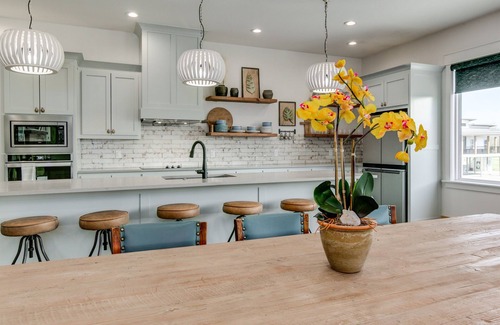 Glenwood House | Surf Shack on the Caddo: Sleeps 16 + Insta-Worthy!