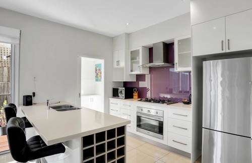 Warrnambool House | Surf Villa - Situated just down from Warrnambool's famous Thunder Point