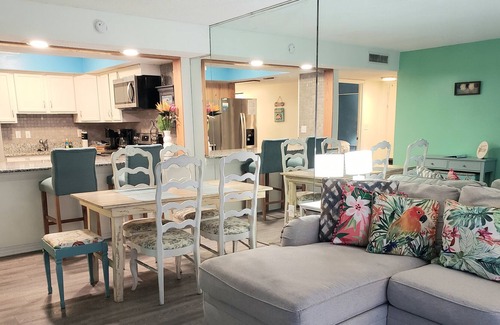 Crescent Beach Condo | Surfer's Beach Retreat at Pelican Inlet-Cozy Casual Beach Condo w/King Bd & Pool