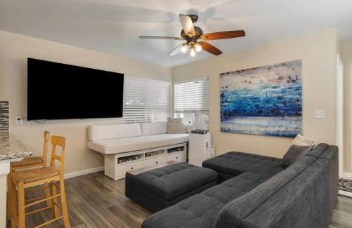 Franklin House | Surfers Dreams - 5min Drive to Beach with PoolTable