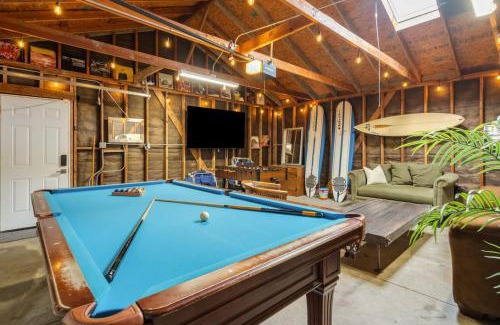 Franklin House | Surfers Dreams - 5min Drive to Beach with PoolTable