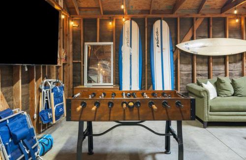 Franklin House | Surfers Dreams - 5min Drive to Beach with PoolTable