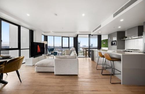 Surfers Paradise Apartment | Surfers Paradise Stunning Getaway with Ocean and River Views