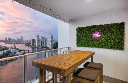 Surfers Paradise Apartment | Surfers Paradise Stunning Getaway with Ocean and River Views