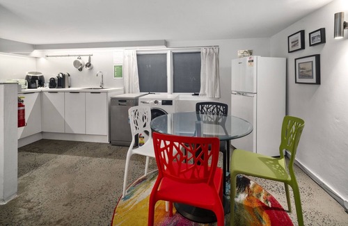 Coogee Apartment | Surfie Pad 10 min walk to Beach and Dining