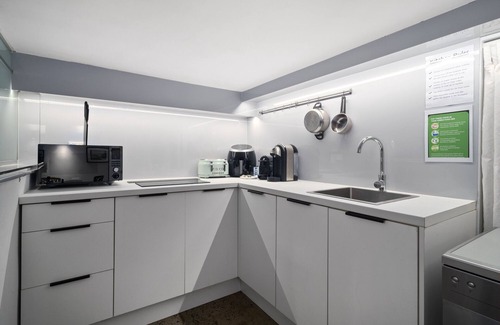 Coogee Apartment | Surfie Pad 10 min walk to Beach and Dining