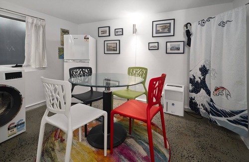Coogee Apartment | Surfie Pad 10 min walk to Beach and Dining