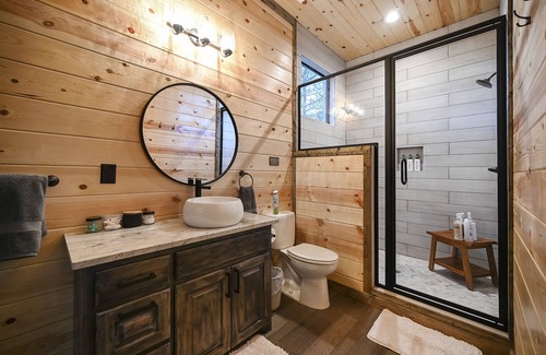 Broken Bow Cabin | Surfing Sunsets - Fenced Back Yard, Perfect for Families Traveling with Pets!