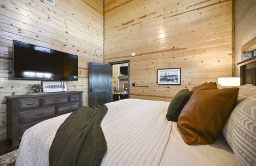Broken Bow Cabin | Surfing Sunsets - Fenced Back Yard, Perfect for Families Traveling with Pets!