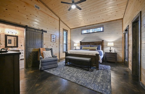 Broken Bow Cabin | Surfing Sunsets - Fenced Back Yard, Perfect for Families Traveling with Pets!