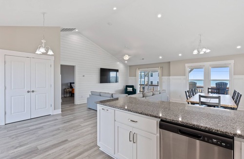 Surf City House | Surfing Turtle | Newly Built + Firepit & Easy Walk to Beach!