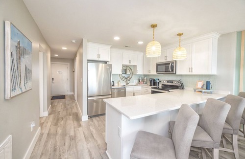 Carolina Beach Condo | Surf’Inn-Beachfront Condo with Pool