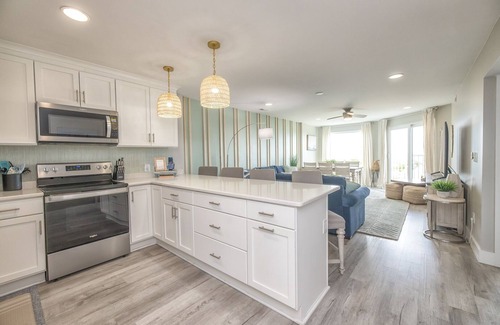 Carolina Beach Condo | Surf’Inn-Beachfront Condo with Pool