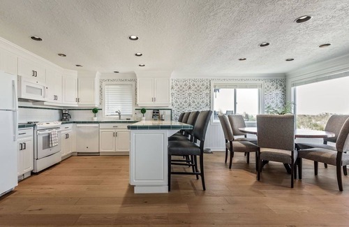 Manzanita House | "Surfrider" Beach House On the Sand! 3 Bdrm, Sleeps 7 & Dog friendly -MCA#381