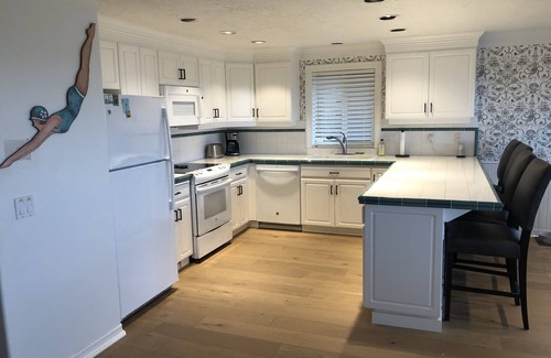 Manzanita House | "Surfrider" Beach House On the Sand! 3 Bdrm, Sleeps 7 & Dog friendly -MCA#381