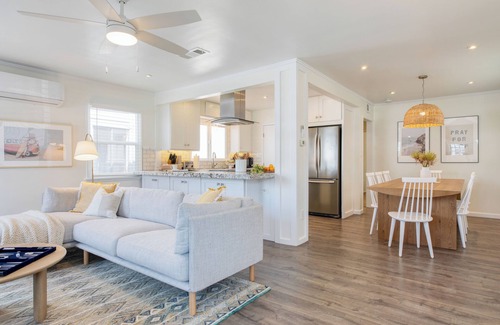 West Newport Apartment | Surfrider I by AvantStay | Walk to the Beach + Patio