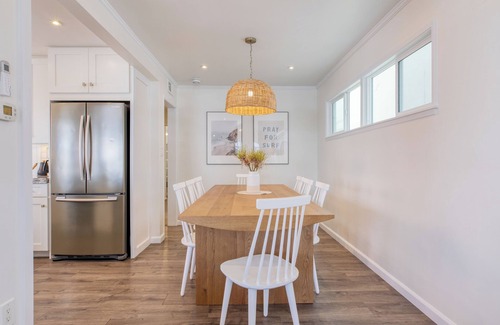 West Newport Apartment | Surfrider I by AvantStay | Walk to the Beach + Patio