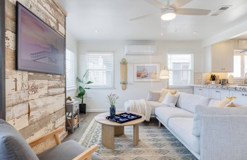 West Newport Apartment | Surfrider I by AvantStay | Walk to the Beach + Patio