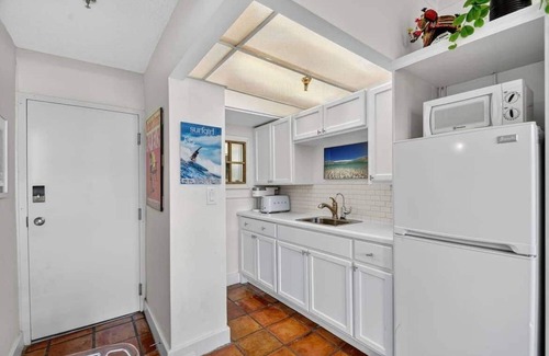 Palm Beach - West Palm Beach Condo | Surfs Up Palm Beach Steps To Beach Heated Pool