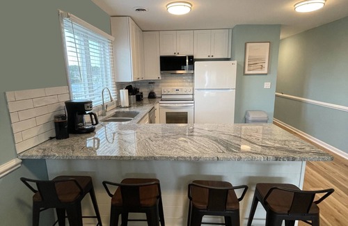 Surfside Beach Condo | Surfside Beach 2nd row! Ocean view, W/D, pool, spacious, updated 2/2 condo