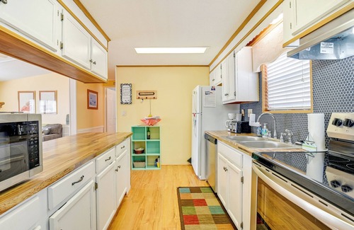 Garden City House | Surfside Beach Home w/Community Perks Near Ocean!