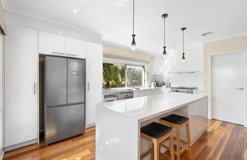 Ocean Grove House | Surfside Haven - 100m to beach - sleeps 12!