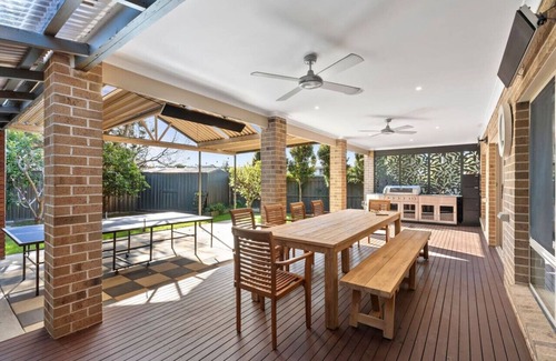 Ocean Grove House | Surfside Haven - 100m to beach - sleeps 12!