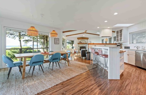 Tofino House | Surfside Lodge-Right on Chesterman, Sauna, Hot Tub
