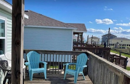 Surfside Beach House | Surfside Sandtuary - 3 bed/2 bath - 2 min walk to beach! Sleeps 11