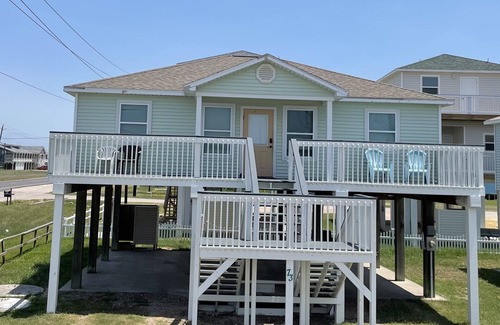 Surfside Beach House | Surfside Sandtuary - 3 bed/2 bath - 2 min walk to beach! Sleeps 11