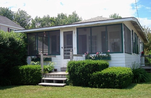 Rye Cabin | Surfview House: Quiet Seasonal Cottage - Jenness Beach in Rye, NH