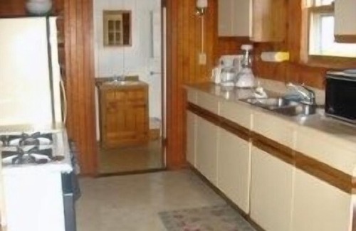 Rye Cabin | Surfview House: Quiet Seasonal Cottage - Jenness Beach in Rye, NH