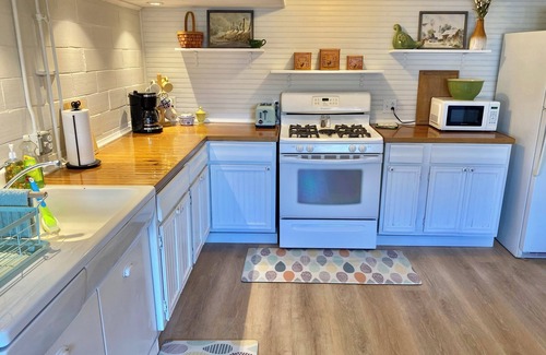 Pella Apartment | Surprisingly Sunny & Spacious one bedroom vintage basement apt. w/3beds