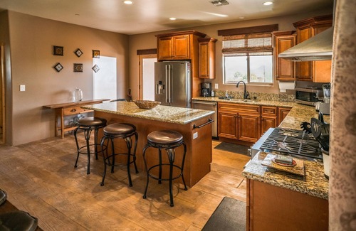 Joshua Tree House | Surrounded by gorgeous natural desert landscape. Jacuzzi spa. Amazing views.