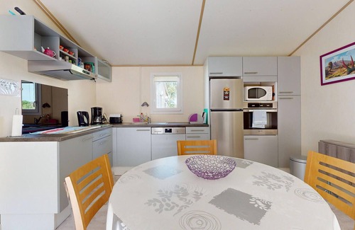 Sainte Gemme House | Surrounded by several lakes, this bright vacation home is set in family-friendly grounds.