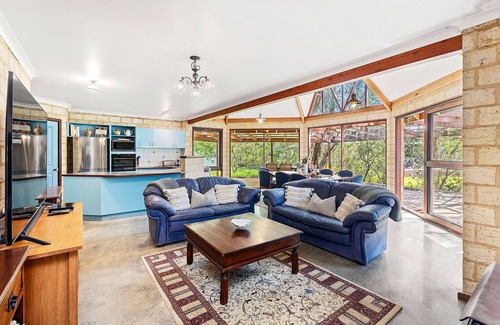 Eagle Bay House | Surrounded by the South West’s most popular beaches.