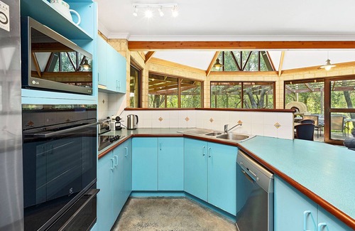 Eagle Bay House | Surrounded by the South West’s most popular beaches.