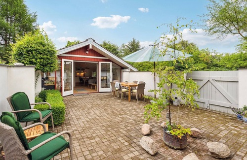 Farvang House | Surrounded by waters, forests and meadows, this friendly cottage welcomes you.