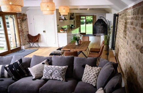 Battle House | Sussex barn with games room, hot tub and natural swimming pond.