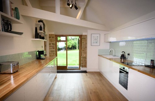 Battle House | Sussex barn with games room, hot tub and natural swimming pond.