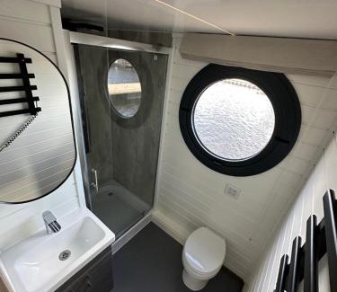 Klaipeda District Municipality Boat Rental | Svencele Boats namas-laivas su sauna reikalingos laivavedžio teisės