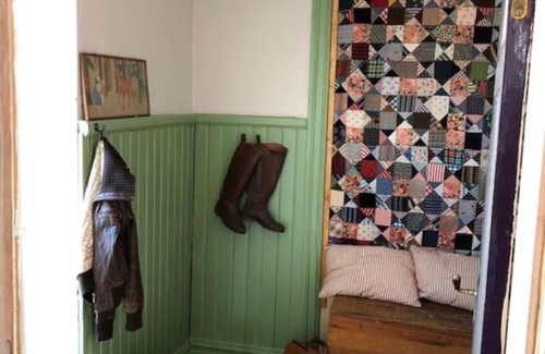 Kivik House | Svinaberga Skola. Eget boende i gammal skolsal.