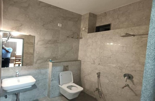 Indore Apartment | SwageStay Scheme No 114 Near CHL 114