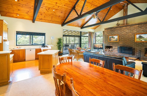 Vacy Cabin | Swagman's Rest Lodge at BANJOS BUSHLAND RETREAT - couples, 1 family or singles