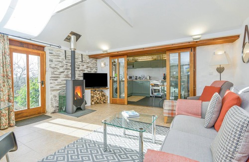 Trelil Cottage | SWALLOW BARN, romantic, with hot tub in St Kew