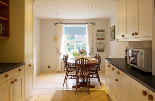 Broadway Cottage | Swallows Rest Cottage - sleeps 6 guests in 4 bedrooms