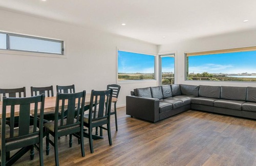 Surf Beach House | Swan Bay Lookout