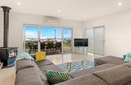 Surf Beach House | Swan Bay Views