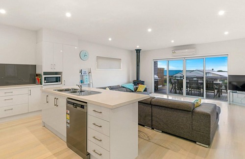 Surf Beach House | Swan Bay Views - sleeps 13