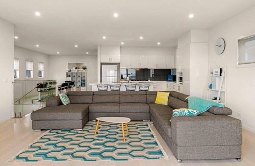 Surf Beach House | Swan Bay Views - sleeps 13